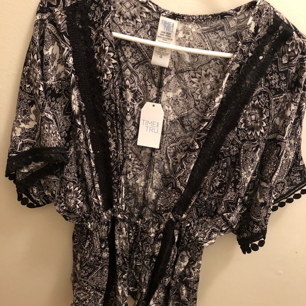 Black and white ‘one size fits all’ blouse